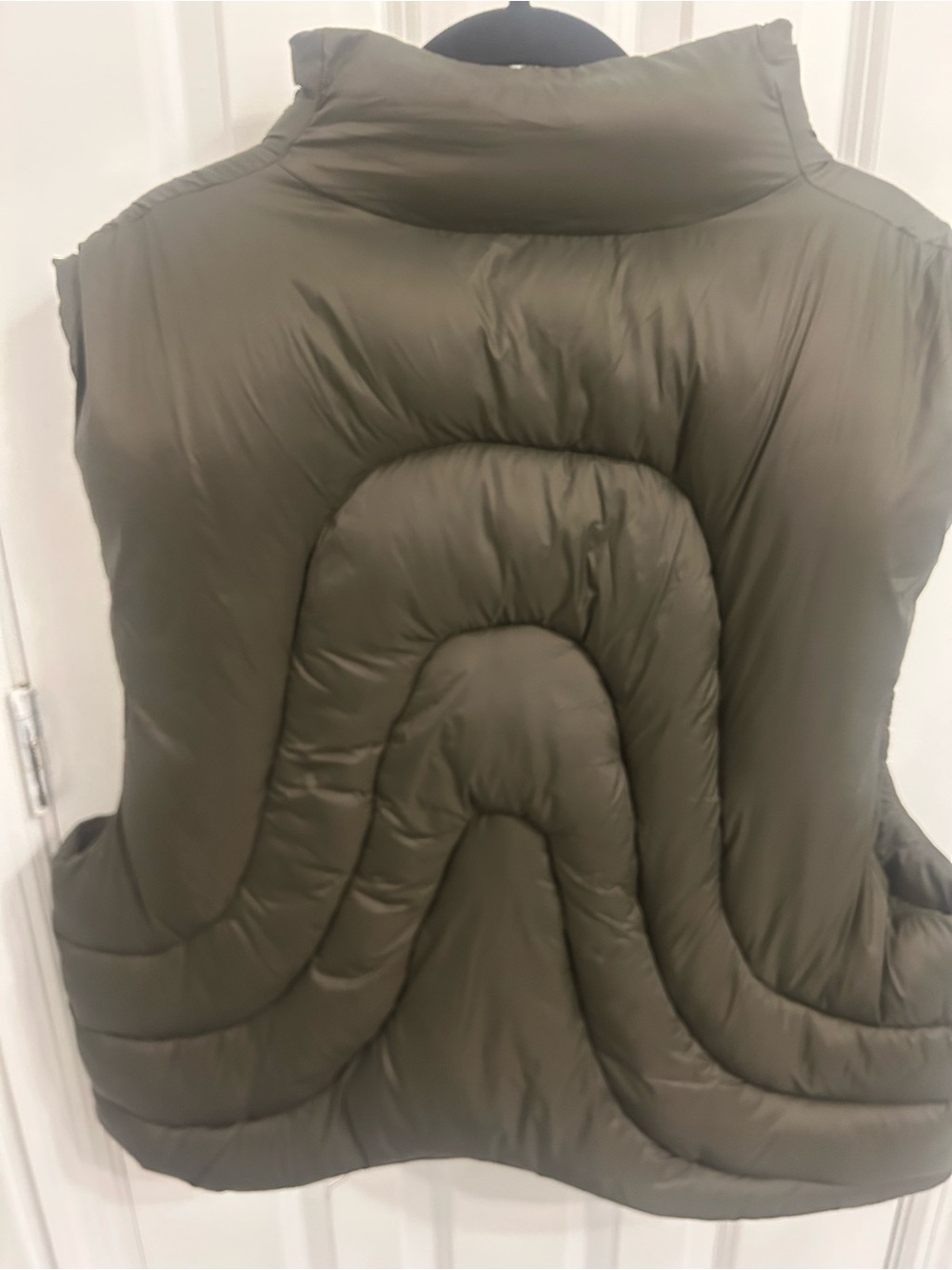 💚 BY.DYLN Theo Wavy Quilted Puffer Vest Olive Green - Picture 3 of 9